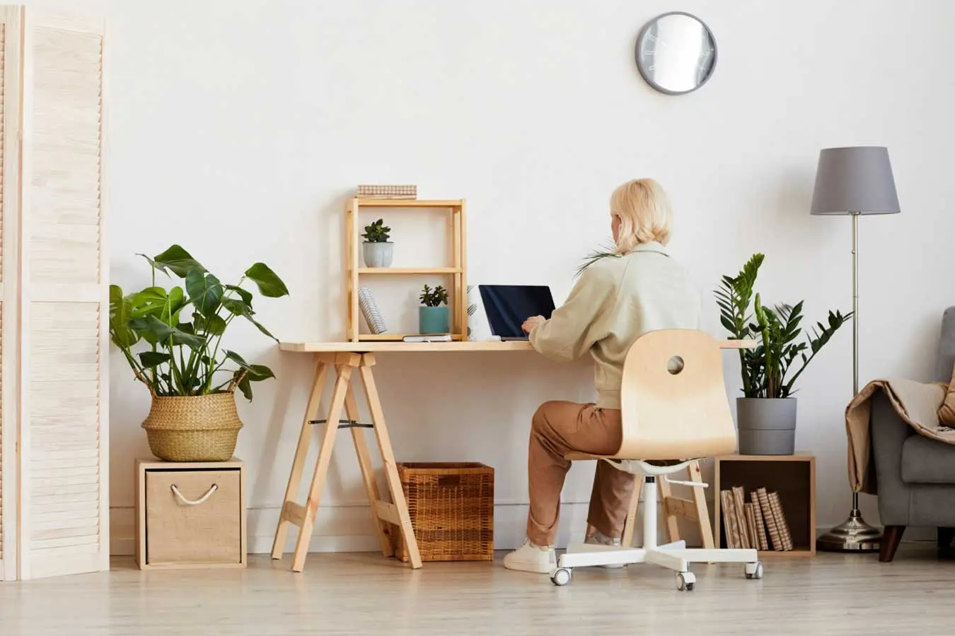 Woman working from home 9 REASONS WORKING REMOTELY IS BETTER THAN WORKING IN AN OFFICE